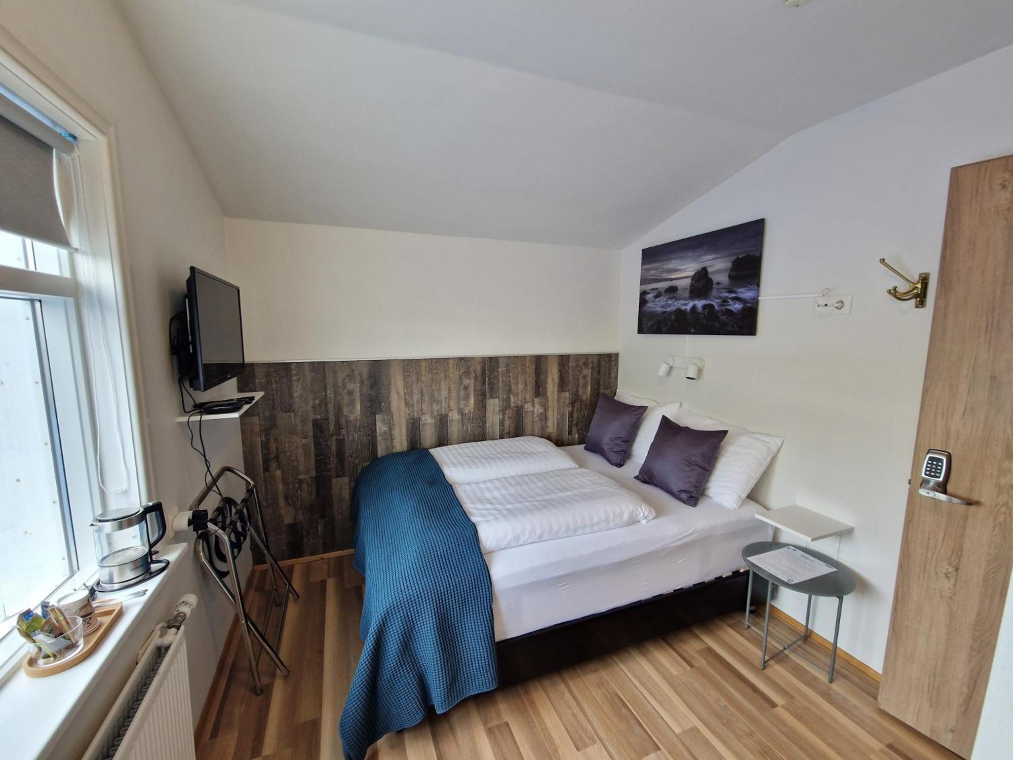 Guesthouse Mikael Hofn Bagian luar foto